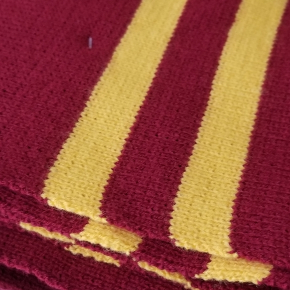 ❗Harry Potter Gryffindor Knit Scarf❗ - Picture 3 of 5